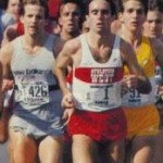 Alberto Salazar (de camisa vermelha) liderando a Maratona de Nova York em 1982 a qual venceu em 2:09:19
