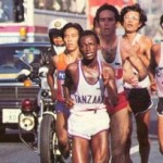 albertosalazar3 Alberto Salazar, em 1983 na maratona de Fukuoka, no Japão. Nascido em 1958 em Cuba, ele imigrou para os Estados Unidos com sua família. De 1980 a 1982, Salazar ganhou três consecutivas maratonas da cidade de Nova York. Sua primeira maratona, a corrida de Nova York em 1980, resultou em uma vitória em 2:09:41, registrando neste tempo como o mais rápido Americano e o segundo corredor mais rápido na história dos Estados Unidos. Salazar quebrou por duas vezes o recorde de 10 km em estrada em 1983 com tempos de 28:02 e 28:01.