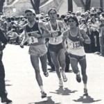 Alberto Salazar atrás de Dick Beardsley e Ed Mendoza. Em 1982 na maratona de Boston quando Salazar ganhou em uma vitória épica em uma das decisões de maratona mais apertada de todos os tempos. Salazar ganhou a corrida depois conhecida como o “O duelo no sol”. Na linha de chegada Alberto desabou sendo levado para uma sala de emergência e receber 6 litros de água intravenosa, não tendo bebido durante a corrida.  