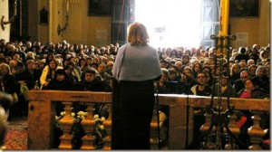 Marija falando em Brescello, no domingo da Divina Misericórdia