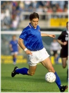 robertomancini4 Roberto Mancini durante a Copa do Mundo de 1990 quando a Itália levou o bronze em casa. Mancini jogou 36 jogos nacionais para a Itália, e ganhou um título da liga, quatro taças nacionais e uma Taça dos Campeões Europeus em 566 jogos (171 gols) para Sampdoria. 48 anos hoje, Mancini é o gerente com o Inglês Manchester City