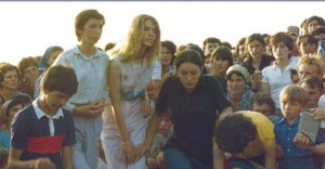 videntesnopodbrdo Uma das primeiras fotos conhecidos dos videntes, tomada na colina das aparições em 29 de junho de 1981, o sexto dia das aparições. Da esquerda para a direita: Ivan, Marija, Mirjana, Ivanka, Vicka e Jakov ".