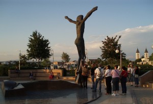medjugorje-risen-christ-statue-sculpture-liquid-water-oil-exude-drip-shed-e1336516797368-300x204 Peregrinos em pé na fila com lenços, prontos para recolher as gotas do líquido que flui a partir da escultura do Cristo Ressuscitado