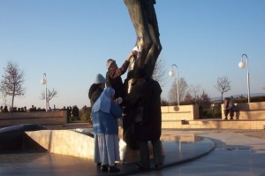 Litros do líquido misterioso foram recolhidos por peregrinos de Medjugorje em um período de quase 11 anos. Litros do líquido misterioso foram recolhidos por peregrinos de Medjugorje em um período de quase 11 anos.