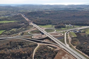 O novo pedaço da auto-estrada inclui construções ainda mais exigentes do que esta parte da estrada atual na Bósnia. O novo pedaço da auto-estrada inclui construções ainda mais exigentes do que esta parte da estrada atual na Bósnia.