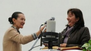 Ivanka recebe o microfone da colega vidente Vicka Ivankovic-Mijatovic quando Ivanka parceria com Vicka para uma aparição surpresa em Corridonia, Itália, 