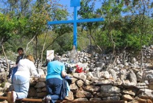 A Cruz Azul no sopé da colina das aparições em Medjugorje, onde muitos tiveram lugar, e onde Raffaella Mazzocchi tevr a visão do olho direito de volta A Cruz Azul no sopé da colina das aparições em Medjugorje, onde muitos tiveram lugar, e onde Raffaella Mazzocchi tevr a visão do olho direito de volta