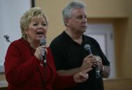 Colleen Willard sofria de um tumor inoperável no cérebro e várias outras doenças graves quando, em 03 de setembro de 2003, ela foi curada e se levantou de sua cadeira de rodas na Igreja de St. James em Medjugorje. De acordo com a Virgem Maria, uma fé firme é o mais importante para os doentes que oram por sua cura. Colleen Willard sofria de um tumor inoperável no cérebro e várias outras doenças graves quando, em 03 de setembro de 2003, ela foi curada e se levantou de sua cadeira de rodas na Igreja de St. James em Medjugorje. De acordo com a Virgem Maria, uma fé firme é o mais importante para os doentes que oram por sua cura.