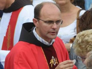 Frei Mario Knezovic durante uma missa em Medjugorje. Durante vários anos, o pároco franciscano chefiou o Centro de Informações, e atuou como editor-chefe da Rádio Mir Medjugorje Frei Mario Knezovic durante uma missa em Medjugorje. Durante vários anos, o pároco franciscano chefiou o Centro de Informações, e atuou como editor-chefe da Rádio Mir Medjugorje
