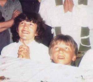Jakov e Vicka, durante uma aparição em 1984. A Virgem pediu para Vicka ficar em Medjugorje e cuidar de Jakov que ficou órfão aos 12 anos. Jakov e Vicka, durante uma aparição em 1984. A Virgem pediu para Vicka ficar em Medjugorje e cuidar de Jakov que ficou órfão aos 12 anos.