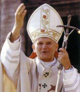 Beato João Paulo II - um fervoroso defensor dos Dez Mandamentos e um crente forte, embora não publicamente declarado, das aparições da Nossa Senhora em Medjugorje. Enquanto sua encíclica de 1993 "Veritatis Splendor" assume Os Dez Mandamentos, o Papa fez uso de declarações particulares aos videntes, bispos e padres para, mais discretamente, sinalizar o seu apoio a Medjugorje. Após o seu nascimento para o Céu em 2005, o que acabou por ser o grande afeto de João Paulo II por Medjugorje ficou documentado em suas cartas escritas à mão para os amigos na Polônia.