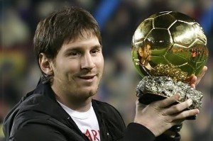 Lionel Messi levanta o seu terceiro troféu Ballon d'Or como o melhor jogador de futebol do mundo do ano. Nascido em 24 de junho de 1987 em Rosario (Argentina), Messi veio ao mundo no sexto aniversário da primeira aparição em Medjugorje. Com o FC Barcelona, cuja academia Lionel Messi entrou aos 13 anos, o argentino ganhou 3 títulos Liga dos Campeões da UEFA , 5 campeonatos espanhóis 1 Taça Nacional, e 2 Copas do Mundo de Clubes. Com a Argentina venceu o torneio de futebol Jogos Olímpicos de 2008 e uma Copa do Mundo para jogadores com menos de 20 anos. Desde sua estréia aos 17 anos em outubro de 2004, Messi marcou raros 169 gols em 205 jogos pelo Barcelona Futebol Clube. Lionel Messi levanta o seu terceiro troféu Ballon d'Or como o melhor jogador de futebol do mundo do ano. Nascido em 24 de junho de 1987 em Rosario (Argentina), Messi veio ao mundo no sexto aniversário da primeira aparição em Medjugorje. Com o FC Barcelona, cuja academia Lionel Messi entrou aos 13 anos, o argentino ganhou 3 títulos Liga dos Campeões da UEFA , 5 campeonatos espanhóis 1 Taça Nacional, e 2 Copas do Mundo de Clubes. Com a Argentina venceu o torneio de futebol Jogos Olímpicos de 2008 e uma Copa do Mundo para jogadores com menos de 20 anos. Desde sua estréia aos 17 anos em outubro de 2004, Messi marcou raros 169 gols em 205 jogos pelo Barcelona Futebol Clube.