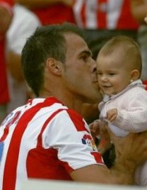 Bilic Mate com um de seus dois filhos, Mark e Carla. Seu desejo de fazê-los acreditar é mais uma razão para visitar Medjugorje. Bilic Mate com um de seus dois filhos, Mark e Carla. Seu desejo de fazê-los acreditar é mais uma razão para visitar Medjugorje.