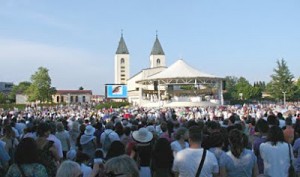 Peregrinos em Medjugorje em 25 de junho. Foto: Brotnjo Info Peregrinos em Medjugorje em 25 de junho. Foto: Brotnjo Info