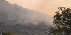 medjugorje-começo-do-fogo Os incêndios começaram no dia 12 de julho Estes fogos em uma colina em frente a vila de Miletina se espalharam e foram em direção a montanha da cruz quando se pensava que os mesmos já tinham sido extintos. Fonte: Hercegovina Info