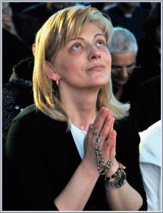 Mirjana Dragicevic-Soldo durante uma aparição. Seu apelo especial, que lhe foi confiada pela Virgem, é rezar para as pessoas que não acreditam. Este é também o objectivo de aparições Mirjana no segundo dia de cada mês Mirjana Dragicevic-Soldo durante uma aparição. Seu apelo especial, que lhe foi confiada pela Virgem, é rezar para as pessoas que não acreditam. Este é também o objectivo de aparições Mirjana no segundo dia de cada mês