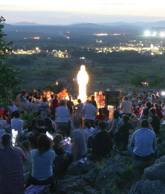 Em Medjugorje a Virgem Maria reúne seus filhos em torno dela. Primeiro de tudo  ela ensina as pessoas a orar, e por isso a vila também é conhecida como a escola de oração de Maria. 