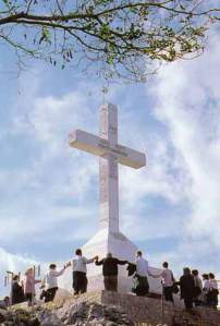 Grupo de peregrinos rezando sob a cruz no topo da Montanha da Cruz. De acordo com uma mensagem no início, a Virgem Maria também vai lá : "Eu estou muitas vezes na Montanha da Cruz, aos pés da Cruz, rezando lá", ela disse em 3 de novembro de 1981.