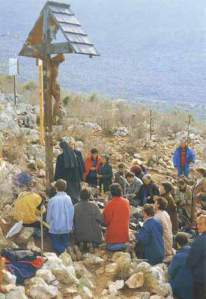 Colina das aparições em Medjugorje, no local onde a primeira aparição ocorreu. Engolfada na paz de Deus, a montanha tem sido um lugar de oração  desde então.