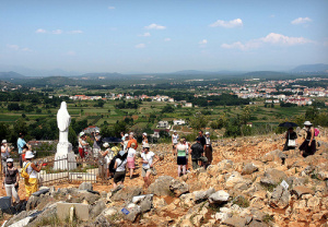 Colina das aparições em Medjugorje, o local onde a primeira aparição ocorreu. De acordo com os videntes, este é o lugar onde o chamado Sinal Permanente irá emergir como estímulo para a conversão de muitas pessoas. Ainda assim, a Nossa Senhora disse: "Apressem sua conversão. Não esperem pelo sinal."