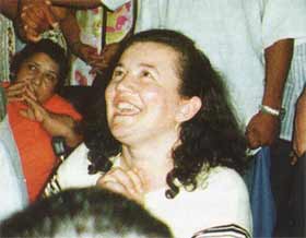 Enquanto Vicka é incansável e intransigente na passagem da mensagem da Virgem Maria, fazendo-se disponível para todo aquele que pede, suas aparições diárias ter sido privado desde meados dos anos 1980. Esta foto rara aparição de Vicka foi levado no Brasil março 1998 Enquanto Vicka é incansável e intransigente na passagem da mensagem da Virgem Maria, fazendo-se disponível para todo aquele que pede, suas aparições diárias ter sido privado desde meados dos anos 1980. Esta foto rara aparição de Vicka foi levado no Brasil março 1998