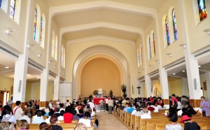 Dentro da Igreja de São Tiago em Medjugorje. Pascale Gryson-Selmeci e seu marido estava na parte de trás da igreja, quando ela percebeu que ela estava curada após 14 anos de doença Dentro da Igreja de São Tiago em Medjugorje. Pascale Gryson-Selmeci e seu marido estava na parte de trás da igreja, quando ela percebeu que ela estava curada após 14 anos de doença