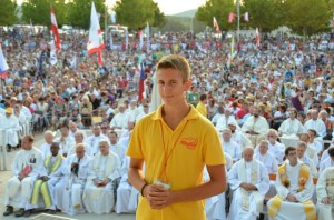 Eles eram muitos, mas não tantos como foi relatado pela primeira vez. Fr. Danko Perutina, o franciscano encarregado do Festival da Juventude em Medjugorje, pensa que entre 35.000 e 40.000 participaram do festival da semana passada, metade do número estimado pela consistentes relatos da mídia local. Eles eram muitos, mas não tantos como foi relatado pela primeira vez. Fr. Danko Perutina, o franciscano encarregado do Festival da Juventude em Medjugorje, pensa que entre 35.000 e 40.000 participaram do festival da semana passada, metade do número estimado pela consistentes relatos da mídia local.