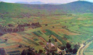 Medjugorje nos primeiros dias de aparições, quando tudo era primitivo, mas os peregrinos ainda rezavam com os donos das pensões, um tempo que Marija gostaria que voltasse. Medjugorje nos primeiros dias de aparições, quando tudo era primitivo, mas os peregrinos ainda rezavam com os donos das pensões, um tempo que Marija gostaria que voltasse.