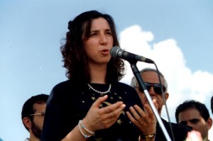 Quase 20 anos mais jovem, mas viajando o mundo com a mesma mensagem hoje: Marija Pavlovic-Lunetti discursando para uma multidão, em Belo Horizonte, Brasil, em 1993 Quase 20 anos mais jovem, mas viajando o mundo com a mesma mensagem hoje: Marija Pavlovic-Lunetti discursando para uma multidão, em Belo Horizonte, Brasil, em 1993
