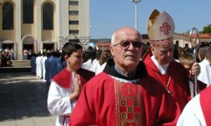 Fr. Petar Vlasic com o Bispo Ratko Peric de Mosta, em maio deste ano em Medjugorje. Foto: Mile Pavlovic, Brotnjo online Fr. Petar Vlasic com o Bispo Ratko Peric de Mosta, em maio deste ano em Medjugorje. Foto: Mile Pavlovic, Brotnjo online