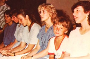 Os videntes no primeiro ano das aparições. No meio Ivanka e Mirjana que parecem ter o conhecimento mais exato e detalhado do futuro do mundo. Os videntes no primeiro ano das aparições. No meio Ivanka e Mirjana que parecem ter o conhecimento mais exato e detalhado do futuro do mundo.