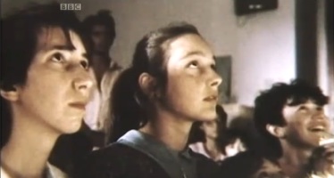 Marija, Ivanka, Jakov (meia escondido) e Vicka durante uma aparição sobre 1982-83, quando a Virgem Maria confiou-lhes a maioria dos 10 segredos proféticos.