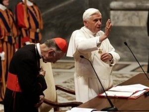 Embora o Cardeal Ruini (à esquerda) foi encarregado da investigação dos eventos de Medjugorje, ele não terá a palavra final, mas terá de apresentar o relatório da sua Comissão para o Papa Bento XVI Embora o Cardeal Ruini (à esquerda) foi encarregado da investigação dos eventos de Medjugorje, ele não terá a palavra final, mas terá de apresentar o relatório da sua Comissão para o Papa Bento XVI
