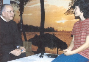Vidente Vicka Ivankovic e o padre franciscano Janko Bubalo durante uma de suas sessões de entrevista em 1983-84. "Tudo o que tenho a dizer sobre os segredos eu disse ao padre Janko Bubalo", Vicka disse em uma ocasião posterior.