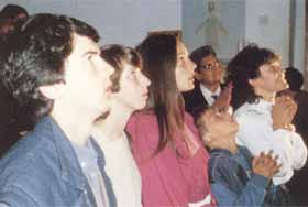 Vicka (extrema direita), durante uma aparição ao grupo em 1982, quando os videntes receberam uma série de segredos. Da esquerda para a direita os outros videntes são Ivan, Marija, Ivanka e Jakov.