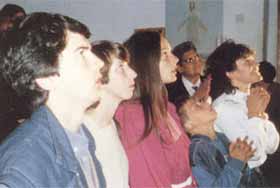 Vicka (extrema direita), durante uma aparição ao grupo em 1982, quando os videntes receberam uma série de segredos. Da esquerda para a direita os outros videntes são Ivan, Marija, Ivanka e Jakov. Vicka (extrema direita), durante uma aparição ao grupo em 1982, quando os videntes receberam uma série de segredos. Da esquerda para a direita os outros videntes são Ivan, Marija, Ivanka e Jakov.