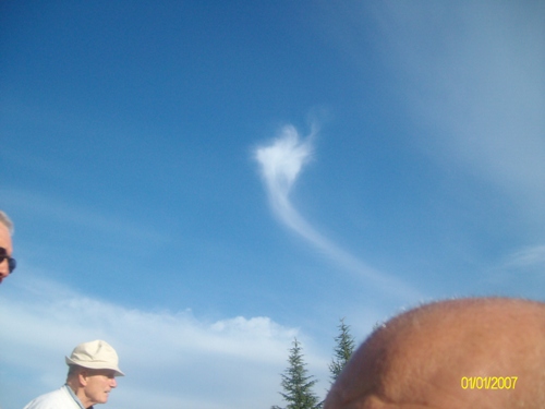 Outra das sensacionais fotos tiradas pelo casal Martelli quando ao subir a montanha do Krizevac viram Nossa Senhora em carne e osso em cima de uma nuvem em Medjugorje. Outra das sensacionais fotos tiradas pelo casal Martelli quando ao subir a montanha do Krizevac viram Nossa Senhora em carne e osso em cima de uma nuvem em Medjugorje.