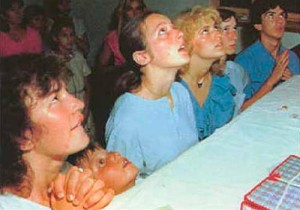 Quais são os videntes sendo mostrados aqui? Jakov de 11 anos é o único a olhar calmo nesta foto de 1982, ano em que os videntes receberam a maior parte dos segredos mais tardios, e quando a Virgem Maria lhes mostrou imagens decorrentes do futuro. A julgar pelas expressões faciais dos outros videntes, esta pode muito bem representar a ocasião. Quais são os videntes sendo mostrados aqui? Jakov de 11 anos é o único a olhar calmo nesta foto de 1982, ano em que os videntes receberam a maior parte dos segredos mais tardios, e quando a Virgem Maria lhes mostrou imagens decorrentes do futuro. A julgar pelas expressões faciais dos outros videntes, esta pode muito bem representar a ocasião.