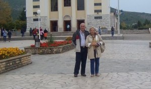 Lina Martelli e seu marido em frente a Igreja de St. James em Medjugorje. Tendo vivido por 30 anos com miopia, poucos dias depois, o Sr. Martelli não precisa mais usar óculos. Lina Martelli e seu marido em frente a Igreja de St. James em Medjugorje. Tendo vivido por 30 anos com miopia, poucos dias depois, o Sr. Martelli não precisa mais usar óculos.