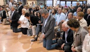 O prefeito Giovanni Miozzi estava na primeira fila junto a multidão que assisitia a aparição de Nossa Senhora à vidente Marija em 13 de outubro de 2012