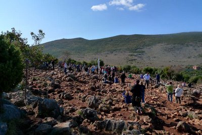 Platô do sinal permanente: Neste solo rochoso onde a Virgem Maria apareceu pela primeira vez em Medjugorje, os videntes dizem que um sinal eterno e indestrutível aparecerá como prova definitiva de que as aparições são genuínas. Platô do sinal permanente: Neste solo rochoso onde a Virgem Maria apareceu pela primeira vez em Medjugorje, os videntes dizem que um sinal eterno e indestrutível aparecerá como prova definitiva de que as aparições são genuínas.