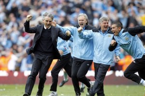 Mancini comemora com sua equipe do Manchester City após conquistarem o título em 13 de maio de 2012. Mancini comemora com sua equipe do Manchester City após conquistarem o título em 13 de maio de 2012.