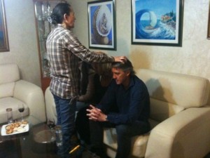 Vidente de Medjugorje Vicka Ivankovic-Mijatovic reza sobre Roberto Mancini em sua casa em março 2012. Vidente de Medjugorje Vicka Ivankovic-Mijatovic reza sobre Roberto Mancini em sua casa em março 2012