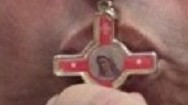 A Virgem Maria nas costas crucifixo, de sua estátua em Tihaljina perto de Medjugorje A Virgem Maria nas costas crucifixo, de sua estátua em Tihaljina perto de Medjugorje