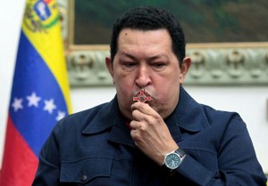 O presidente Hugo Chávez beijando o crucifixo em 8 de dezembro de 2012.