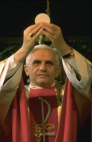 Cardeal Joseph Ratzinger na época em que as aparições começaram em Medjugorje, e ele estava sendo informado pelo padre. Gabriele Amorth