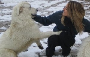 Elena Artioli brinca com o seu cachorro de estimação.