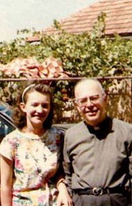 Padre Gabriele Amorth, na década de 80, com a vidente Vicka Ivankovic em Medjugorje.