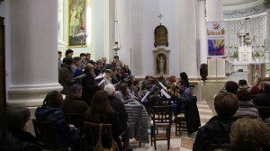 Parte dos 2.000 participantes que lotaram a Catedral de Malo, na Itália.