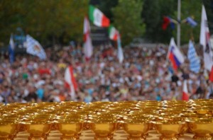 Milhares de Sagradas Comunhões, prontas a serem distribuidas no festival da juventude em Medjugorje em 2012.